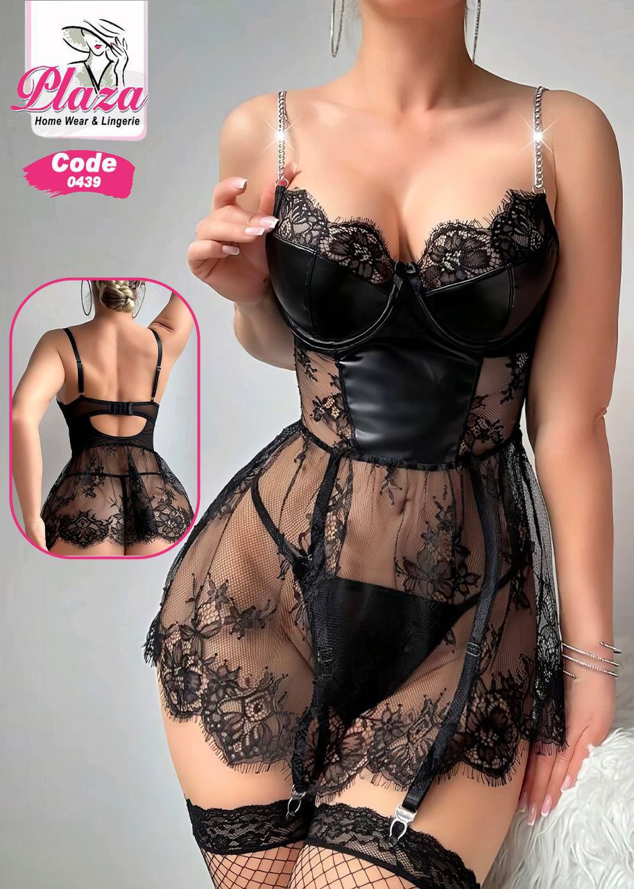 فستان لانجيري أسود مثير بالدانتيل والجلد الصناعي – تصميم فاخر وجذاب